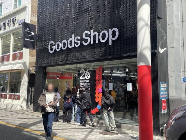 제26회 전주국제영화제의 폐막을 하루 앞둔 8일, 굿즈샵을 찾은 방문객들이 입장을 위해 대기 중이다. 전현아 기자