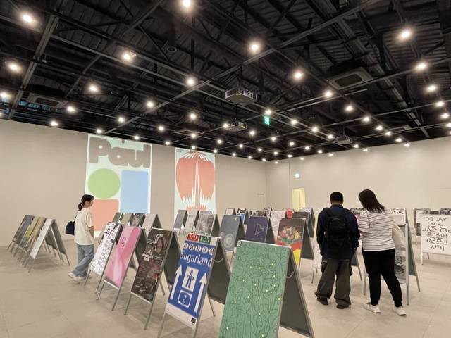 제26회 전주국제영화제의 폐막을 하루 앞둔 8일, 문화공판장 작당을 찾은 방문객들이 포스터를 구경하고 있다. 전현아 기자.