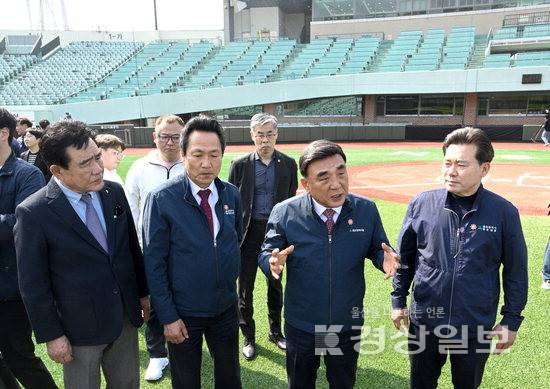 ▲ 김두겸 울산시장이 7일 문수야구장에서 관람장 증설 및 유스호스텔 조성 기본계획 관련 추진사항을 보고 받고 안승대 행정부시장, 임현철 울산시 홍보실장, 김철욱 울산시체육회장, 최영수 울산시야구소프트볼협회장 등과 현장을 시찰하고 있다. 김경우기자 woo@ksilbo.co.kr