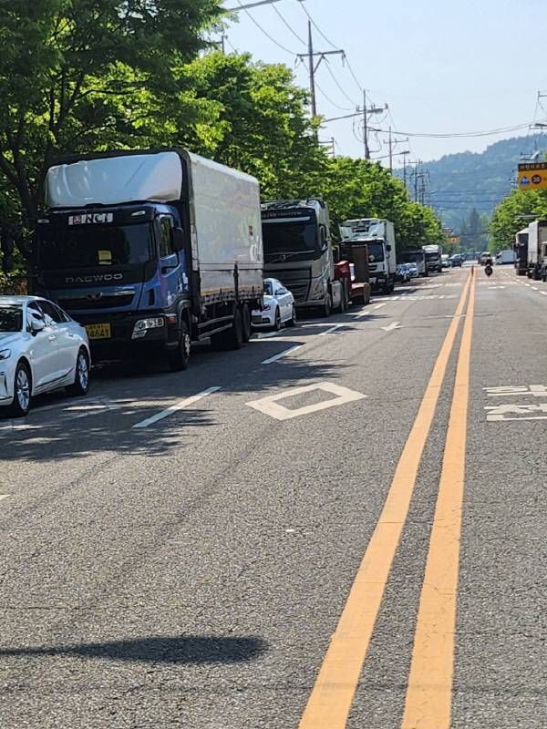 대구 달서구 호산고등학교 인근 차로를 점령한 화물차들. 대구 달서구청