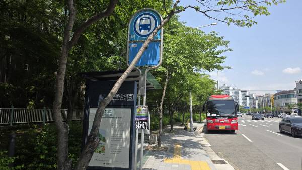 대구 북구 운암초 인근 도로에 오전 주차금지 시간 중 관광버스가 버스정류장을 막고 있다. 경북일보