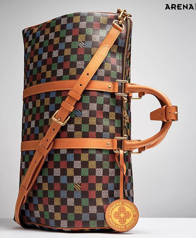 다미에 에벤 캔버스 소재의 키폴 반둘리에 50 가격미정 루이 비통 제품.