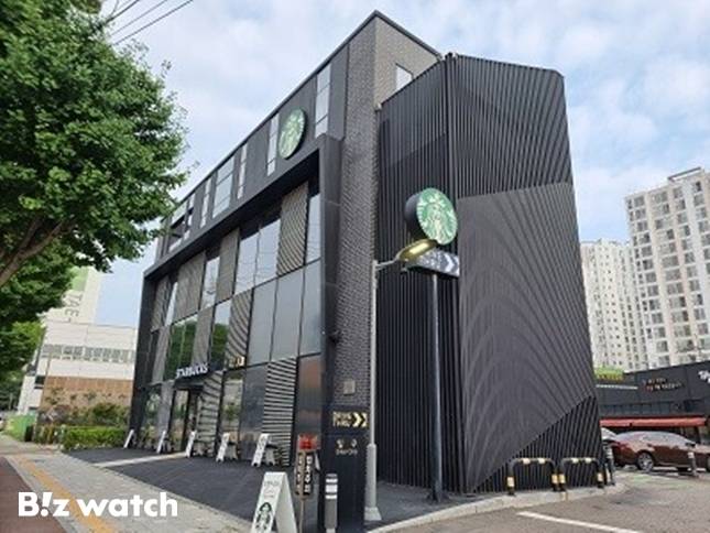 과거 주유소 부지에 지어진 스타벅스 수원권선DT점.(사진=스타벅스)