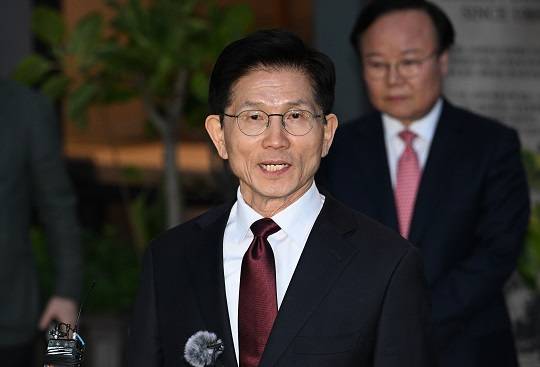 김문수 국민의힘 대선 후보가 7일 서울 종로구 한 식당에서 한덕수 무소속 대선 후보와 단일화 관련 회동을 마치고 브리핑을 하고 있다. 사진=뉴시스