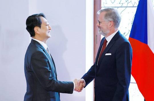 안덕근 장관과 페트르 피알라(Petr Fiala) 체코 총리 (사진=뉴시스)