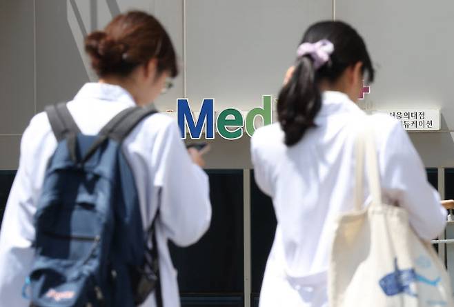 7일 서울 시내 한 의과대학에서 가운을 입은 학생들이 이동하고 있다.(사진=연합뉴스)