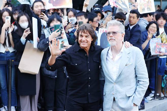 배우 톰 크루즈(왼쪽)와 크리스토퍼 맥쿼리 감독이 영화 ‘미션 임파서블8’ 홍보차 7일 서울김포비즈니스항공센터(SGBAC)를 통해 입국해 팬들에게 인사하고 있다.(사진=연합뉴스)