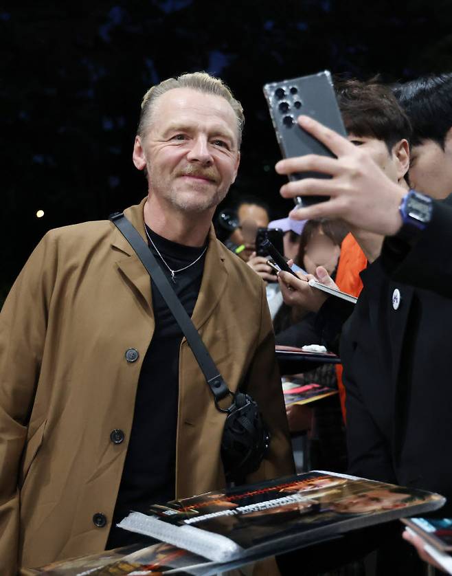 할리우드 배우 사이먼 페그가 ‘미션 임파서블: 파이널 레코닝’ 홍보를 위해 7일 오후 서울김포비즈니스항공센터(SGBAC)를 통해 내한해 팬과 즐거운 시간을 보내고 있다.(사진=뉴스1)