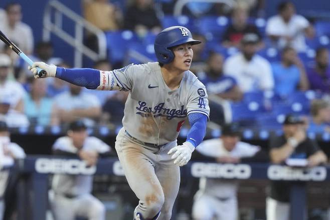 LA다저스의 김혜성이 마이애미 말린스와 경기에서 안타를 때리고 있다. 사진=AP PHOTO