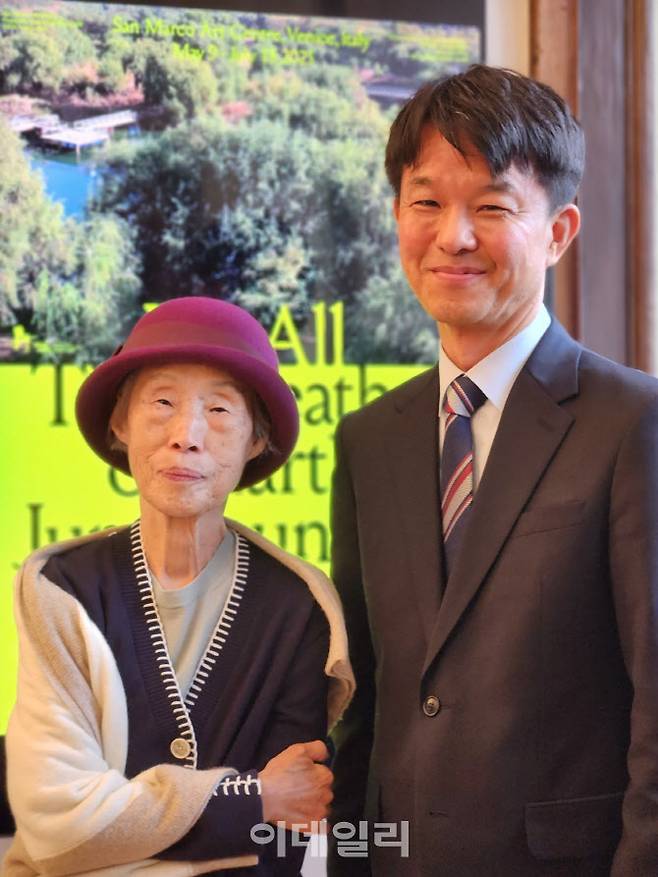 용호성 차관이 7일(현지시간) 이탈리아에서 열린 ‘이 땅에 숨 쉬는 모든 것을 위하여: 정영선과 협업자들’ 전시 개막식에 참석해 정영선 작가와 인사를 나누고 있다. (사진=문체부)