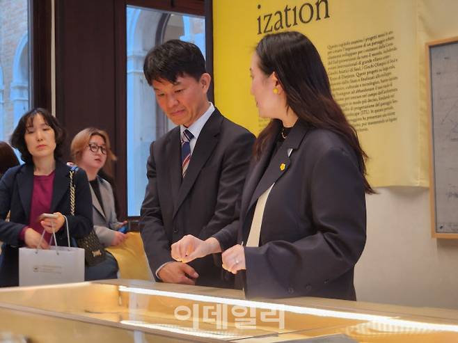 용호성 차관이 7일(현지시간), 이탈리아에서 열린 ‘이 땅에 숨 쉬는 모든 것을 위하여: 정영선과 협업자들’ 전시를 보고 있다. (사진=문체부)