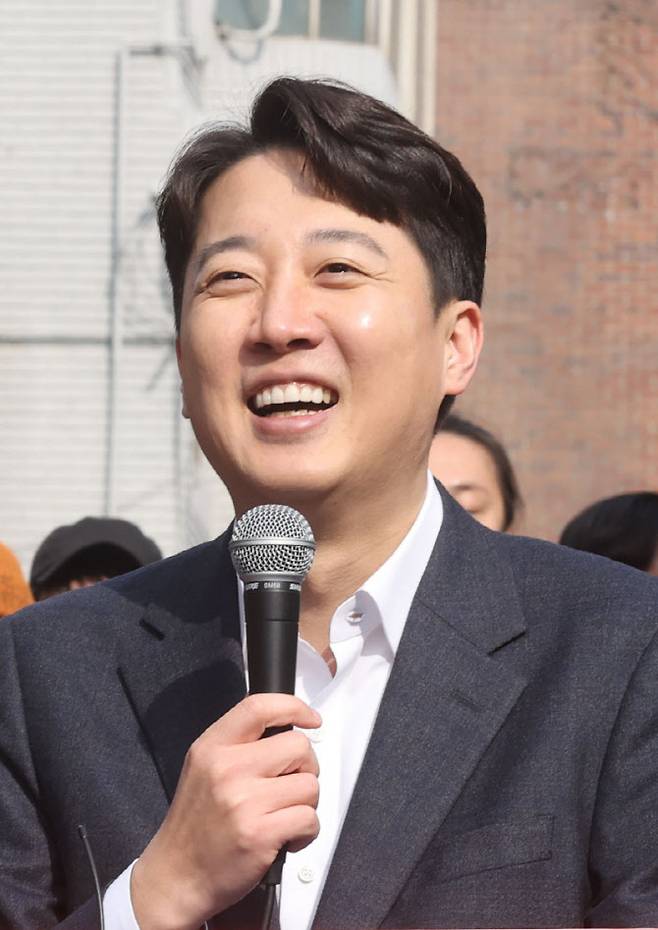 [이데일리 이영훈 기자] 이준석 개혁신당 의원이 2일 서울 마포구 홍대 레드로드 버스킹거리에서 정치 현안 관련 기자회견을 하고 있다.