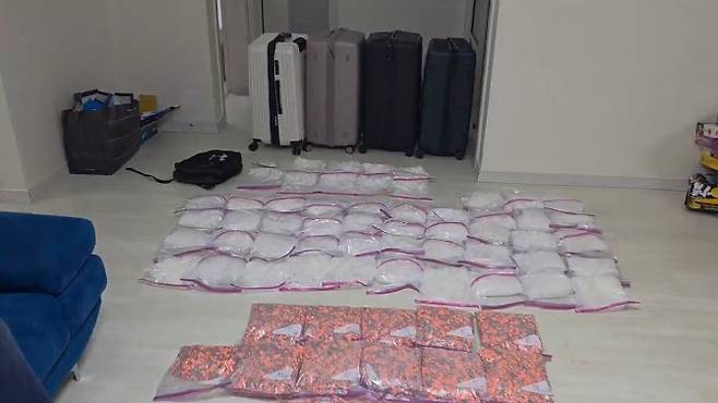경찰이 독일에서 마약류를 국내로 들여와 유통시키려던 외국인 조직원들로부터 압수한 케타민 52㎏과 엑스터시 7만여 정이 놓여있다. (사진=서울 광진경찰서 제공)