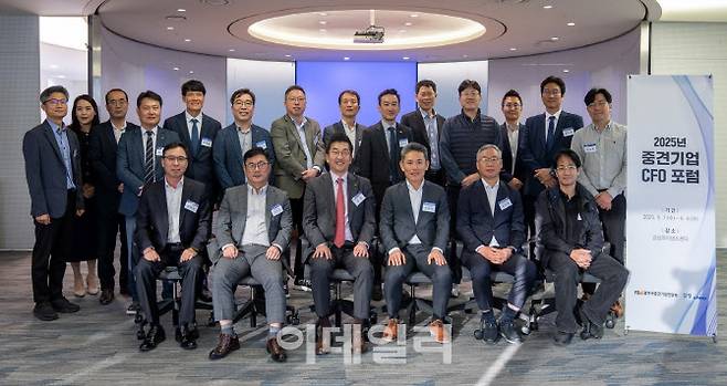 한국중견기업연합회는 7일 삼정KPMG와 함께 ‘2025년 중견기업 최고재무책임자(CFO) 포럼’을 개최했다. 박상민(앞줄 왼쪽부터) 와이씨 전무, 이도만 한국카본 이사, 김민 한국중견기업연합회 전무, 이원석 세방전지 전무, 김선종 케이피에프 부문장, 김태훈 율촌화학 CFO. (사진= 한국중견기업연합회)