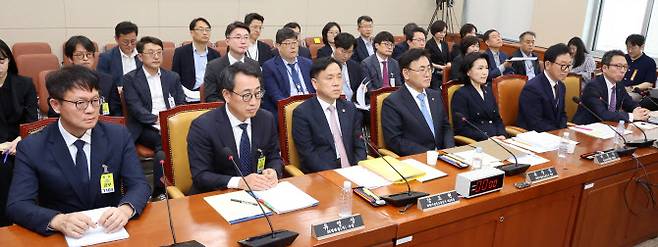 [이데일리 방인권 기자] 유상임 과학기술정보통신부 장관과 이진숙 방송통신위원장, 유영상 SK텔레콤 대표이사를 비롯한 참석자들이 8일 오후 서울 여의도 국회 과학기술정보방송통신위원회에서 열린 SK텔레콤 해킹 관련 청문회에 출석해 있다.