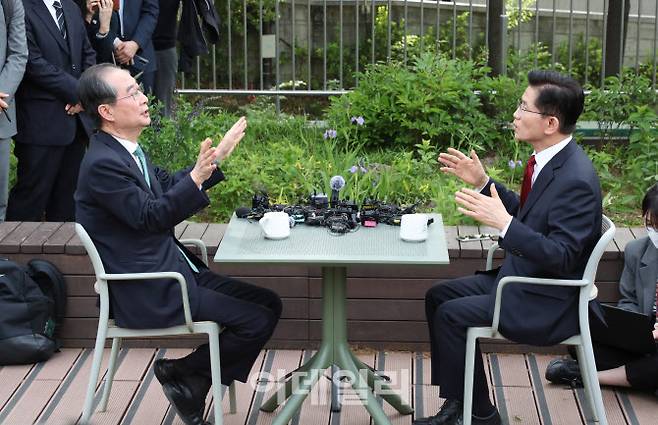 [이데일리 방인권 기자] 김문수 국민의힘 대통령 후보와 한덕수 무소속 대선 예비후보가 8일 오후 서울 여의도 국회 강변서재에서 후보 단일화 관련 논의를 하고 있다.