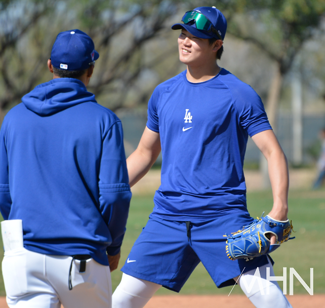 &nbsp;(장현석이 스프링캠프에서 수비코치와 견제에 대한 의견을 나누던 중 환한 미소를 짓고 있다)
