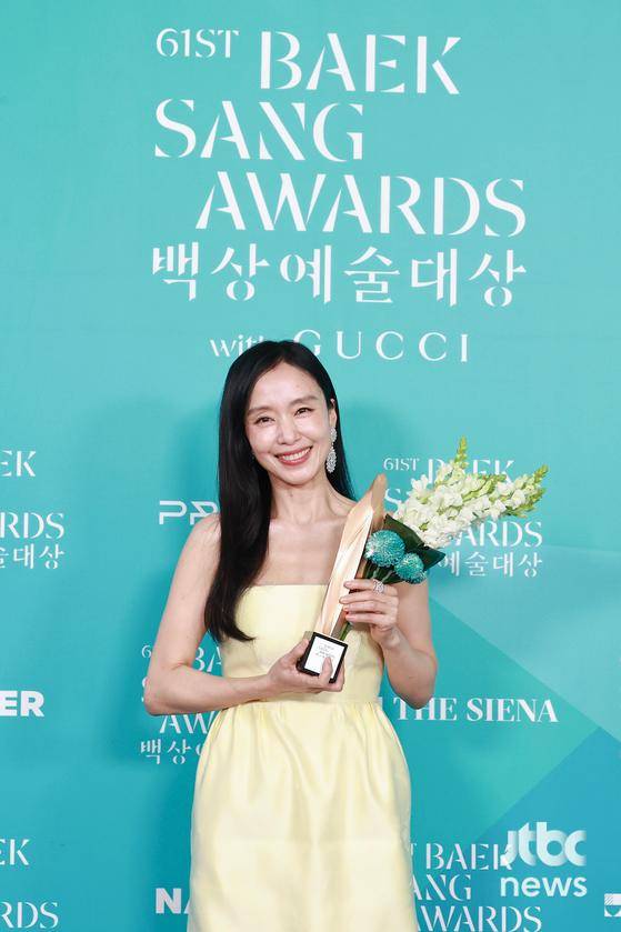 5일 오후 서울 강남구 코엑스 D홀에서 열린 '제61회 백상예술대상 with 구찌'의 부문별 수상자들이 백스테이지에서 트로피 세리머니를 하고 있다. 박세완 엔터뉴스팀 기자 park.sewan@jtbc.co.kr