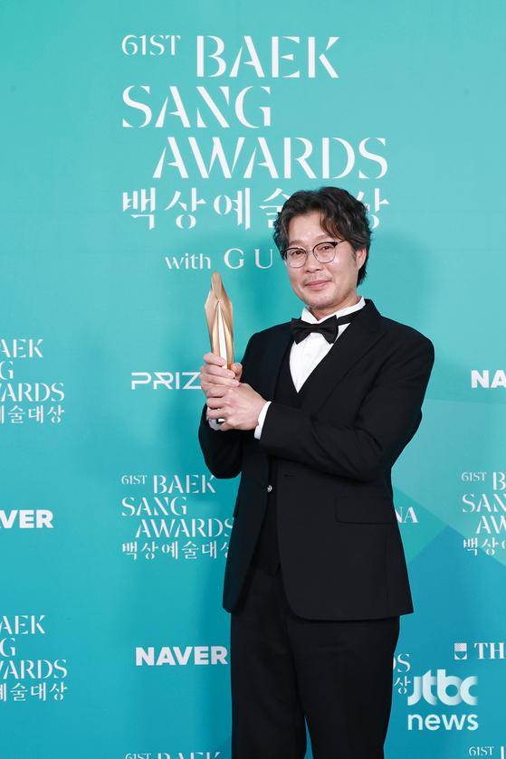 5일 오후 서울 강남구 코엑스 D홀에서 열린 '제61회 백상예술대상 with 구찌'의 부문별 수상자들이 백스테이지에서 트로피 세리머니를 하고 있다. 박세완 엔터뉴스팀 기자 park.sewan@jtbc.co.kr