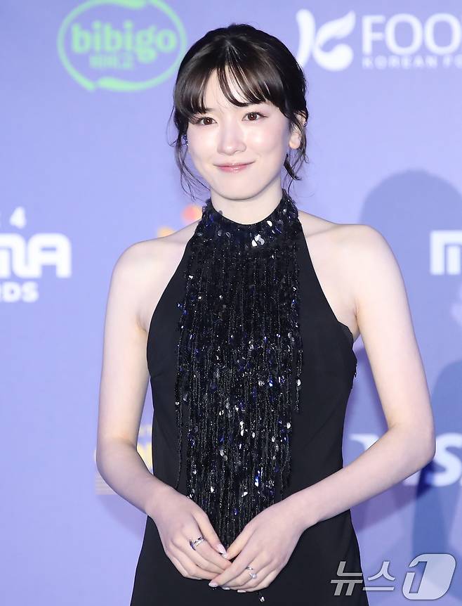 일본 배우 나가노 메이(Nagano Me)가 23일 일본 오사카 쿄세라 돔에서 열린 '2024 마마 어워즈'(MAMA AWARDS) 레드카펫 행사에 참석해 포즈를 취하고 있다. 2024.11.23/뉴스1 ⓒ News1 권현진 기자