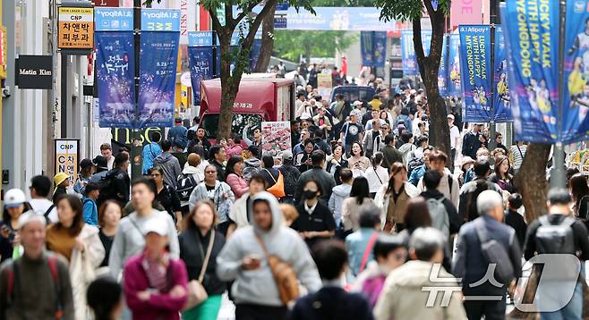 어린이날 연휴 마지막 날인 6일 서울 중구 명동거리가 외국인 관광객과 시민들로 북적이고 있다. 2025.5.6/뉴스1 ⓒ News1 황기선 기자
