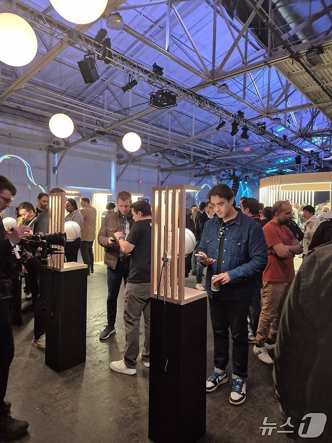 지난달 30일(현지시간) 미국 샌프란시스코에서 열린 '마침내(At Last)' 행사 참석자들이 '오브(Orb)'에 홍채를 스캔하고 있다. 이날 행사장엔 1000여 명이 넘는 인파가 몰렸다.2025.5.6./뉴스1