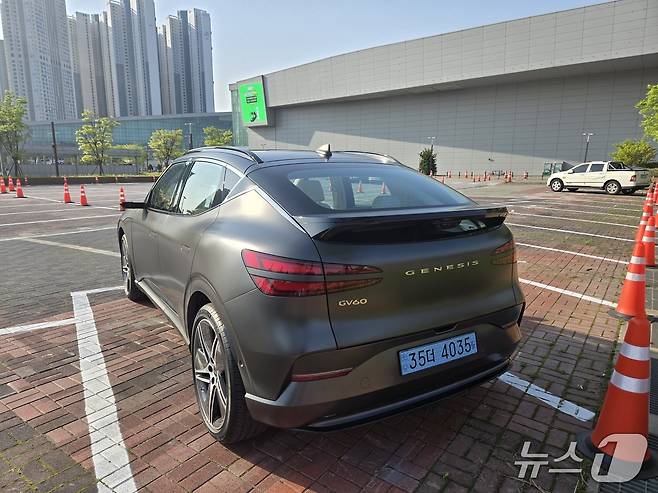 지난달 26일 경기도 고양시 일산서구에서 킨텍스 주차장에서 촬영한 제네시스 준중형 전시 스포츠유틸리티차(SUV) 'GV60' 후·측면 모습. 2025.04.26/뉴스1 김성식 기자