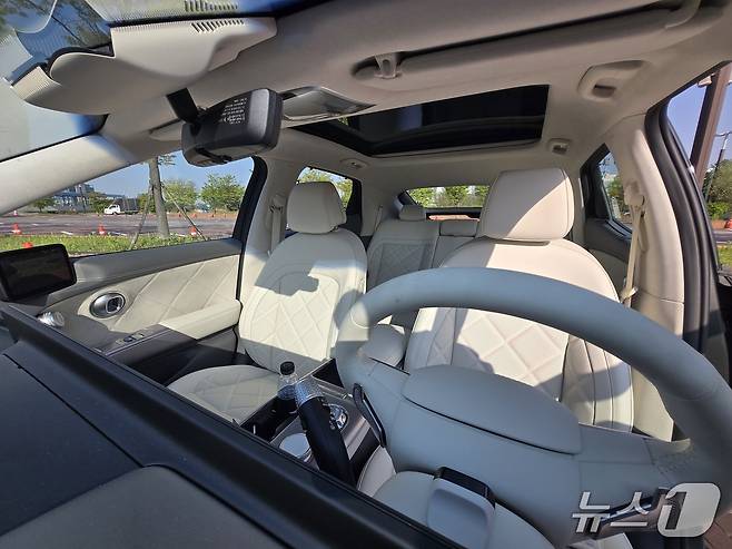 지난달 26일 경기도 고양시 일산서구에서 킨텍스 주차장에서 촬영한 제네시스 준중형 전시 스포츠유틸리티차(SUV) 'GV60' 1열 실내 모습. 2025.04.26/뉴스1 김성식 기자