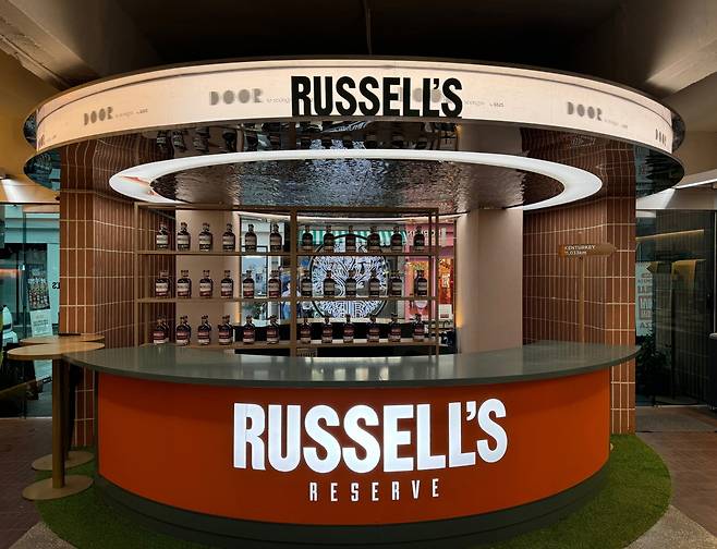 GS25 도어투성수를 통해 진행된 '러셀 리저브' 팝업 스토어(GS25 제공)