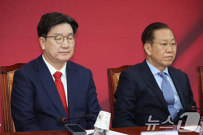 권영세 국민의힘 비상대책위원장(오른쪽)과 권성동 원내대표가 8일 오전 서울 여의도 국회에서 열린 비상대책위원회의에서 굳은 표정을 짓고 있다. 2025.5.8/뉴스1 ⓒ News1 안은나 기자