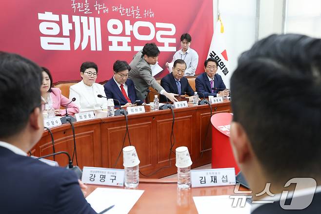 권영세 국민의힘 비상대책위원장과 권성동 원내대표를 비롯한 비대위원들이 8일 오전 서울 여의도 국회에서 열린 비상대책위원회의에서 비공개 전환을 기다리고 있다. 2025.5.8/뉴스1 ⓒ News1 안은나 기자