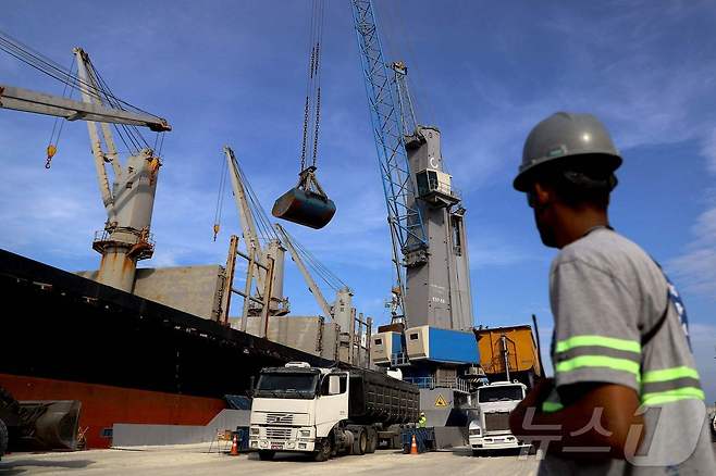 브라질 남부 리오그란데 항구에서 6일 파나마 국적 벌크선 스타타이산호의 화물을 크레인이 하역하고 있다. 2025.5.6 ⓒ AFP=뉴스1