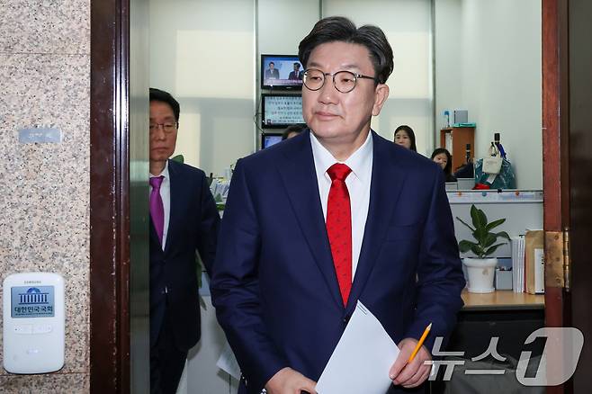 권성동 국민의힘 원내대표가 8일 오전 서울 여의도 국회 원내대표실에서 김문수 대통령 후보 기자회견을 시청한 뒤 비대위원회의로 향하고 있다. 김 후보는 "이 시간 이후 강제 후보 단일화라는 미명으로 정당한 대통령 후보 김문수를 끌어내리려는 작업에서 손을 떼라＂고 말했다. 2025.5.8/뉴스1 ⓒ News1 안은나 기자