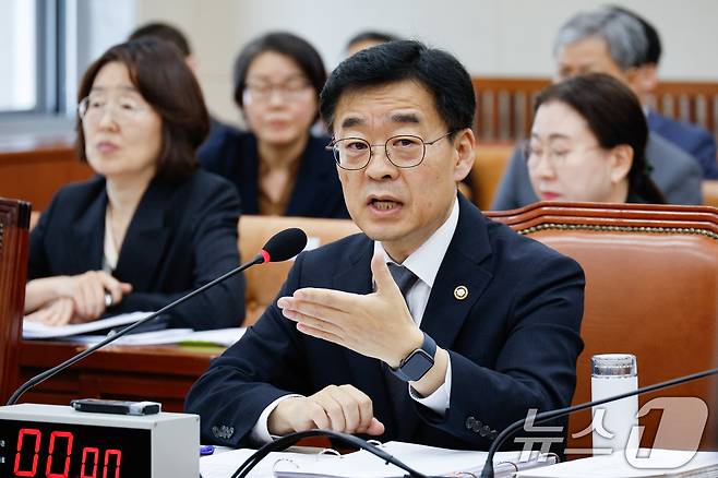장동언 기상청장이 서울 여의도 국회 환경노동위원회에서 열린 기상청·수치모델링센터 등 국정감사에서 의원 질의에 답하고 있다. 2024.10.11/뉴스1 ⓒ News1 안은나 기자