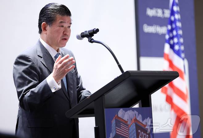 제임스 김 주한미국상공회의소 (AMCHAM Korea) 회장이 28이 오전 서울 용산구 그랜드 하얏트 호텔에서 열린 미국 통상 정책 변화와 한국 산업 영향' 세미나에서 개회사를 하고 있다. ⓒ News1 김명섭 기자