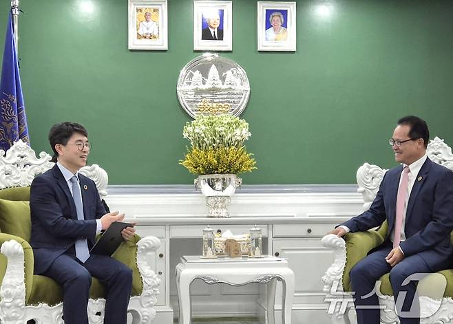 김완섭 환경부 장관(오른쪽 두번째)이 7일 캄보디아 환경부에서 열린 이응 소펄라엣 환경부장관(왼쪽 두번째)과 양자면담을 하고 있다. (환경부 제공. 재판매 및 DB 금지) 2025.5.7/뉴스1