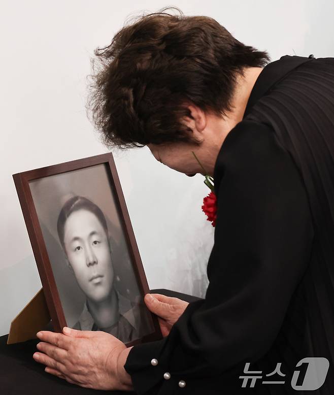 8일 서울 동작구 국방부유해발굴감식단에서 열린 6·25전사자 유해 얼굴복원 유가족 초청행사에서 故 송영환 일병의 딸인 송재숙 씨가 영정을 어루만지고 있다. 2025.5.8/뉴스1 ⓒ News1 허경 기자