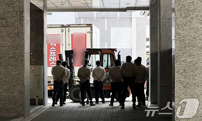 지난 30일 광주 북구 한 아파트에서 시공사 직원들이 지게차로 통행을 막고 있다.(독자 제공. 재판매 및 DB 금지)
