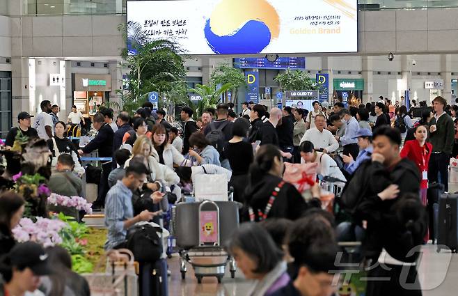 어린이날 연휴 마지막 날인 6일 오전 인천국제공항 제1터미널 입국장이 여행을 마치고 일상으로 돌아가려는 이용객들로 붐비고 있다. 2025.5.6/뉴스1 ⓒ News1 장수영 기자