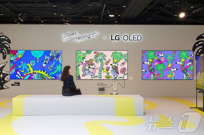 LG전자가 7~11일(현지 시각) 뉴욕 맨해튼 더 쉐드(The Shed)에서 열린 아트페어 '프리즈 뉴욕'에서 스티븐 해링턴과 협업한 팝아트 작품을 자사 OLED(유기발광다이오드) TV로 전시하고 있다.(LG전자 제공) ⓒ News1 최동현 기자