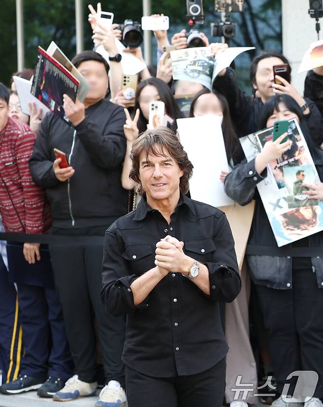 할리우드 배우 톰 크루즈가 '미션 임파서블: 파이널 레코닝' 홍보를 위해 7일 오후 서울김포비즈니스항공센터(SGBAC)를 통해 내한해 인사를 하고 있다. 2025.5.7/뉴스1 ⓒ News1 권현진 기자