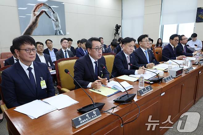 유영상 SK텔레콤 대표이사가 8일 오후 서울 여의도 국회 과학기술정보방송통신위원회에서 열린 SK텔레콤 해킹 관련 청문회에 출석해 의원 질의에 답하고 있다. 2025.5.8/뉴스1 ⓒ News1 안은나 기자