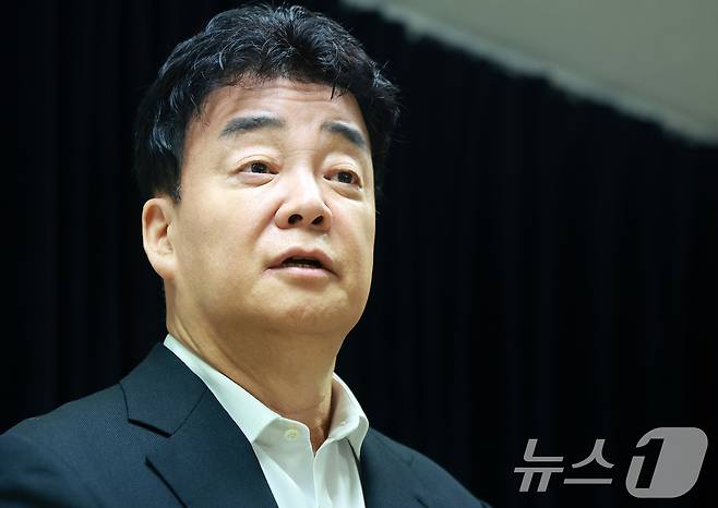 백종원 더본코리아 대표가 28일 서울 서초구 스페이스쉐어 강남역센터에서 열린 정기 주주총회에서 발언하고 있다. 2025.3.28/뉴스1 ⓒ News1 김진환 기자