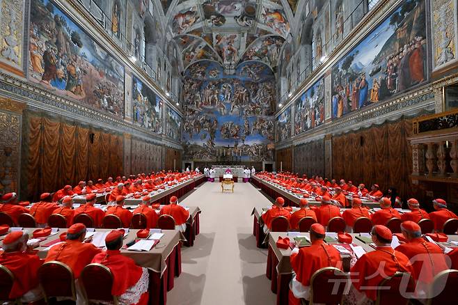 7일(현지시간) 바티칸 시스티나 성당에서 새 교황을 선출하는 콘클라베(추기경단 비밀회의) 첫날에 추기경들이 참석해 기도를 하고 있다. 2025.05.08 ⓒ 로이터=뉴스1 ⓒ News1 우동명 기자