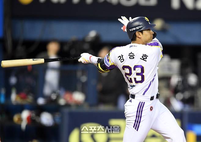 두산 강승호가 7일 잠실구장에서 열린 2025 KBO리그 LG와 경기 5회말 무사 1-2루 상황에서 1타점 2루타를 치고 있다. 잠실 | 박진업 기자 upandup@sportsseoul.com