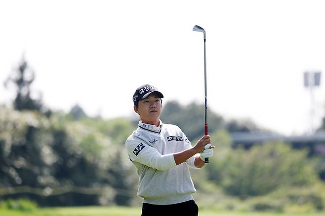 옥태훈이 8일 열린 KPGA 클래식 1라운드 15번홀에서 아이언 샷 후 볼 방향을 살피고 있다. 사진 | KPGA