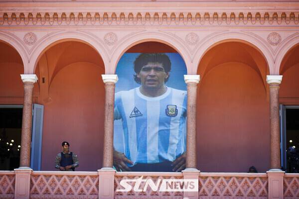 디에고 마라도나 죽음을 애도하는 벽화. 사진┃뉴시스/AP