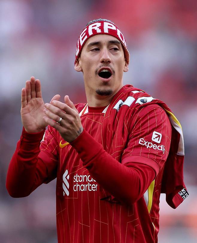 [스포츠조선 강우진 기자]리버풀이 올여름 오랜 기간 팀에 몸 담은 왼쪽 측면 수비수 콘스탄티노스 치미카스를 내보낼 것으로 보인다.

영국 풋볼인사이더는 7일(한국시각) '리버풀이 치미카스를 이적시킬 준비를 마쳤다'고 보도했다.

그리스 국가대표인 치미카스는 이번 시즌 정기적으로 앤디 로버트슨의 백업 역할을 수행하며, 리버풀이 잉글랜드 프리미어리그(EPL) 우승을 차지하는 데 일조했다.

하지만 리버풀은 로버트슨의 영향력이 약해지고 있음에도 불구하고, 치미카스가 장기적인 주전으로 적합하지 않다는 결론을 내린 것으로 알려졌다. 사진=SNS