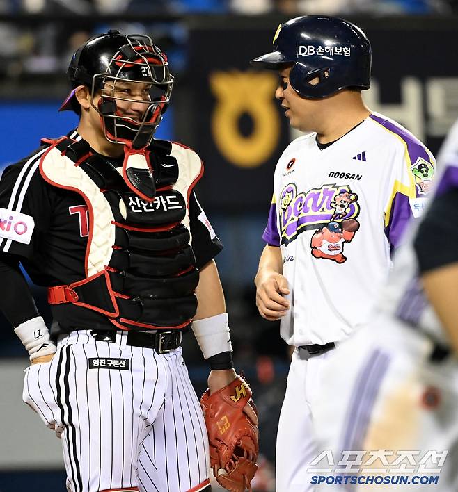 오명진의 밀어내기 볼넷에 홈을 밟은 양의지가 박동원에게 이야기를 건넸다.