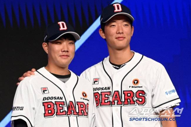 11일 롯데호텔 월드 서울에서 열린 2025 KBO 드래프트, 드래프트에서 두산 베어스에 지명된 2025 신인 선수들이 박준순과 최민석이 포즈를 취하고 있다. 잠실=허상욱 기자 wook@sportschosun.com/2024.09.11/